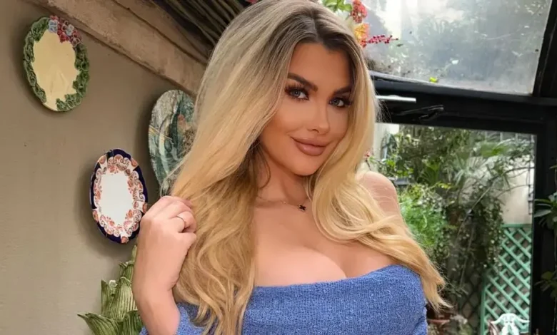 Emily shfaq linjat  hot  dhe sytë mbeten te ajo