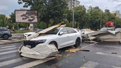Photo of Çati, pemë dhe semaforë të rrëzuar dhe rrugë të bllokuara nga moti i keq në Shkup