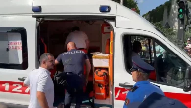 Photo of Protestuesit qëllojnë me vezë dhe domate në drejtim të efektivëve, dyshohet për dy policë të lënduar, shoqërohen me ambulancë