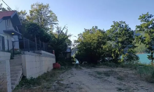Aksion për rrënimin e 11 villave në pronën e Ibër Lepencit në Ujman
