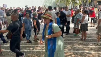 Photo of Protestuesit mblidhen te Kuvendi, vezë me emrat e deputetëve dhe bllokim rrugësh – policia ‘gardh’ para institucionit