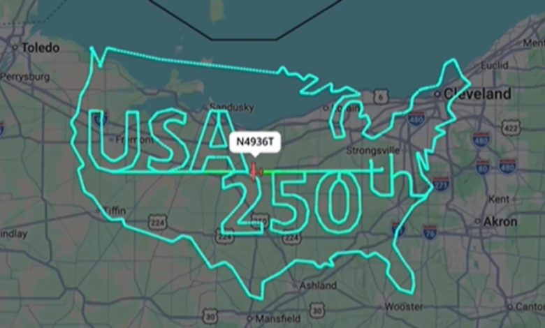 Fluturim spektakolar  piloti krijon mbishkrimin  USA 250th  në qiell