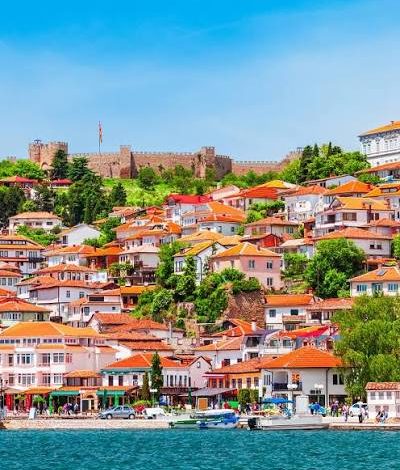 Ohri një hap para humbjes së statusit në UNESCO   Urbanizimi  ndërtimet ilegale dhe ujrat e zeza janë ndër shkaqet kryesore
