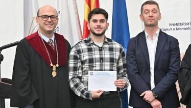 Photo of Edon Rexhepi diplomohet me notë të pastër 10, më i miri në Fakultetin Ekonomik në Shkup: “Do të doja të isha i përfshirë në marrjen e vendimeve të rëndësishme financiare”