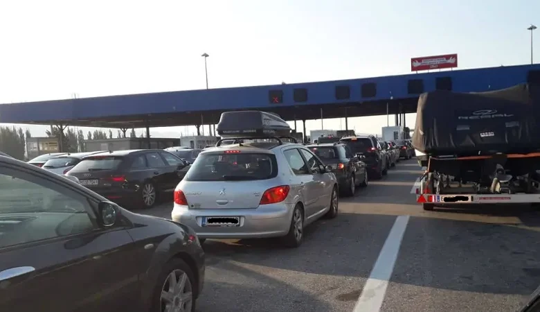 Kolona në kufi  Deri në 40 minuta pritje në Bogorodicë  Dojran dhe Tabanoc