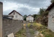 Photo of 8 muaj jetë nën shkëmbin e çarë në Likovë! Autoritet nuk marrin masa, ia hedhin përgjegjësinë njëra-tjetrës
