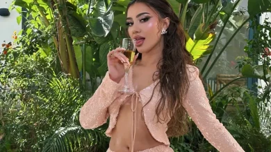 Photo of Melinda Ademi shfaqet nga plazhi, nuk harron t’i shfaqë të pasmet