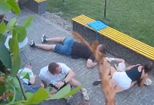 Photo of Sulmi rus pranë një kafeneje në Ukrainë, njerëzit kërkojnë strehim mes shpërthimeve (VIDEO)