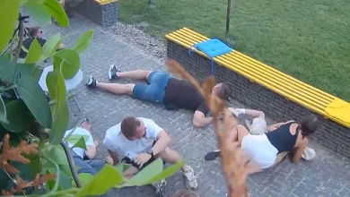 Photo of Sulmi rus pranë një kafeneje në Ukrainë, njerëzit kërkojnë strehim mes shpërthimeve (VIDEO)