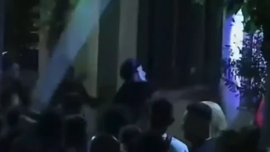 Photo of Protestues të maskuar shkatërruan çfarë gjetën para, një police mbeti e lënduar. Çfarë ndodhi gjatë mesnatës në komisariatin numër 3