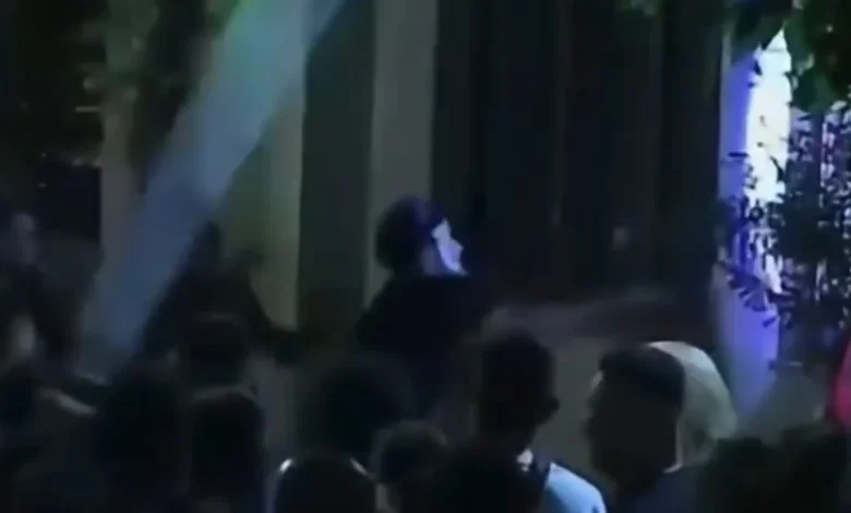Protestues të maskuar shkatërruan çfarë gjetën para  një police mbeti e lënduar  Çfarë ndodhi gjatë mesnatës në komisariatin numër 3
