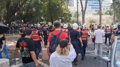 Photo of Deputetët largohen të pashqetësuar/ Protestuesit mblidhen në sheshin “Skënderbej”, debat mes tyre për vijimin e tubimit. Nisen drejt Komisariatit nr.1