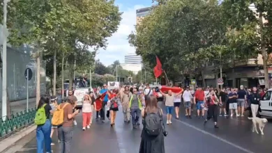 Photo of Protestuesit zhvendosen në Bulevardin “Dëshmorët e Kombit”, tentojnë bllokimin e qarkullimit
