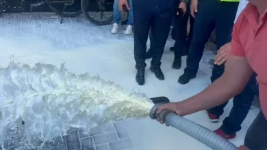 Photo of Fermerët e qumështit në protestë në Kosovë, zbrazin cisternat para Ministrisë së Bujqësisë