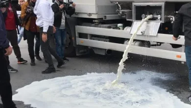 Photo of Fermerët Kosovarë të Qumështit protestojnë sot para Ministrisë së Bujqësisë me cisterna