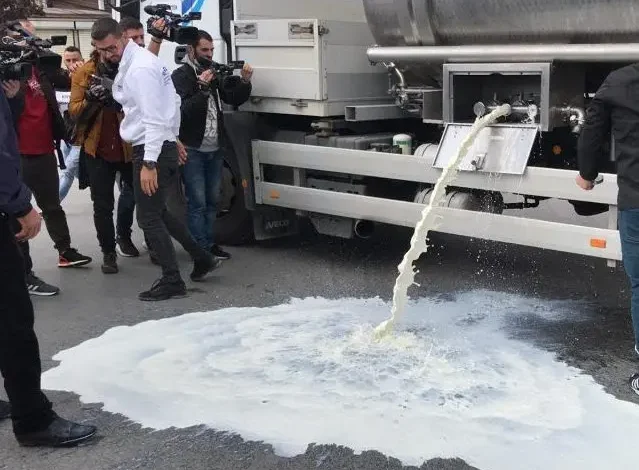 Fermerët Kosovarë të Qumështit protestojnë sot para Ministrisë së Bujqësisë me cisterna