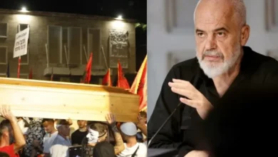 Photo of Arkmorti në duart e protestuesve, reagon Rama: Para 20 vjetësh ishte me të vdekurin brenda, sot tubimi në duar e llapaqorrëve dhe çakejve nga Prishtina e Tetova