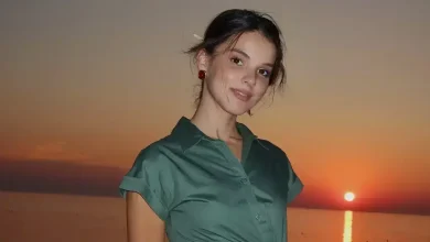 Photo of Dekolteja rozë e Rizartës merr gjithë vëmendjen pranë liqenit magjik