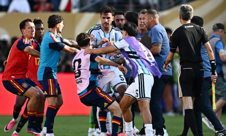 Përleshjet në fund të finales Spanjë Argjentinë  FIFA gati të nisë hetim  Priten dënime shembullore