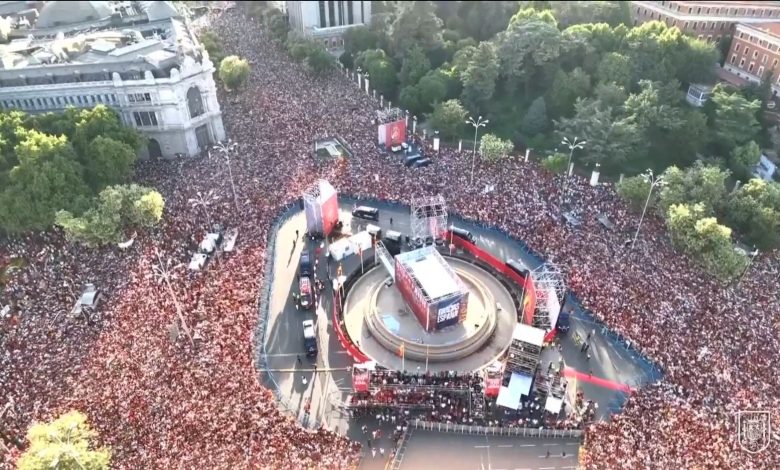 Mijëra tifozë mblidhen në Madrid për të festuar
