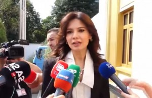 Photo of Parlamenti i rrethuar nga protestues, Spiropali: Të reflektojmë…