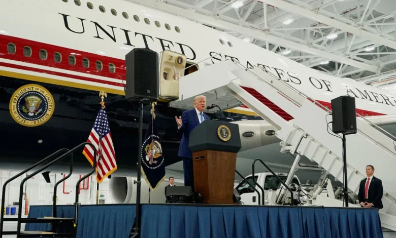 Trump kryen udhëtimin e parë me avionin e ri  Air Force One   publikohen pamjet brenda gjigantit fluturues
