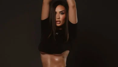 Photo of Në krahët e djalit, Xhensila ndan një nga momentet më të ëmbla