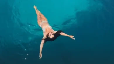 Photo of Zaimina Vasjari jep përgjigje epike për fansat teksa ndodhet në mes të detit