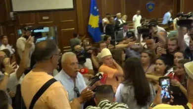 Photo of Haxhiu e bën “llugë”, fut në sallë militantët e VV-së për t`i fyer deputetët e PDK-së: Sa herë të më thirr “baba”, unë vij