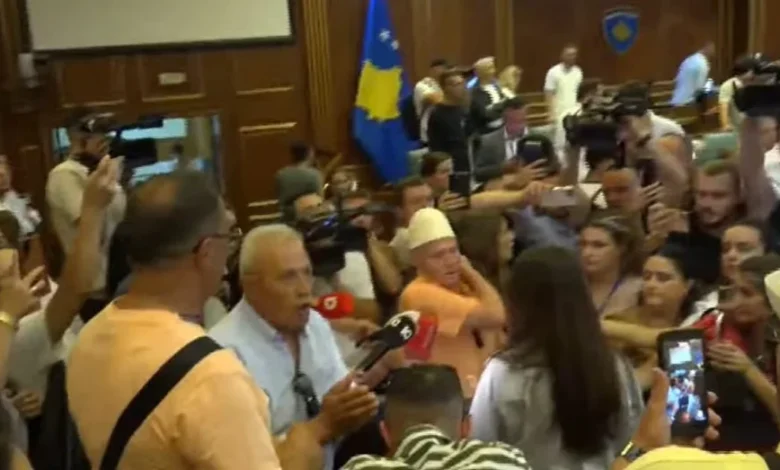 Haxhiu e bën  llugë   fut në sallë militantët e VV së për t i fyer deputetët e PDK së  Sa herë të më thirr  baba   unë vij