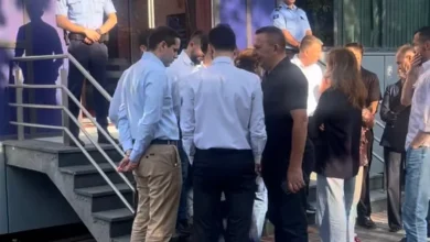 Photo of Deputetët e PDK-së e bllokojnë hyrjen e Qeverisë