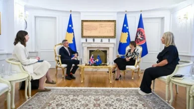 Photo of Ngërçi institucional- Ambasadori britanik i shkon në zyre Haxhiut