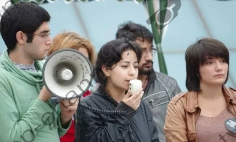 FOTO  Nga protestat kundër Erdogan te azili politik në Francë  kush është 32 vjeçarja turke e arrestuar për lidhje me organizatë terroriste  sot gjyq në Shqipëri