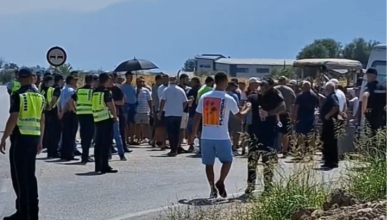 Photo of Protestë e bujqve të Strumicës, specat e ajvarit në vend të tregut, përundojnë në rrugë