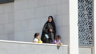 Photo of “Po vdesim urie”: Palestinezët e rrethuar nga kolonët në shtëpitë e tyre në Bregun Perëndimor mbesin pa ushqime