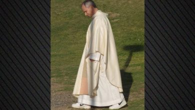 Photo of Papa Leo XIV surprizon botën e modës, “Vanity Fair” e rendit mes 70 personave më elegantë në botë
