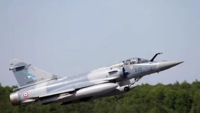 Photo of Një aeroplan i forcave ajrore franceze bën ulje emergjente në autostradë, përfshihet nga flakët