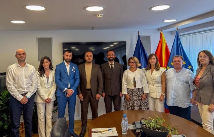 Ministri Shasivari ua dorëzoi Certifikatat e emërimit noterëve të rinj