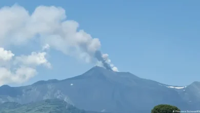 Photo of Itali: Shpërthimi i Etnës bllokon mijëra turistë në Sicili