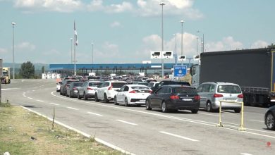 Photo of Sezoni i pushimeve, vijojnë kolonat e gjata të automjeteve në vendkalimet kufitare