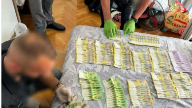 Photo of Arrestimi për spiunazh në Merdare, Policia e Kosovës gjeti 39.500 euro dhe 500 dinar në banesën e të dyshuarit