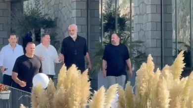 Photo of Plas në mbledhjen e Ramës në Kuç, kryeministri përzë kryebashkiaken, i pari i Poliçanit braktis takimin