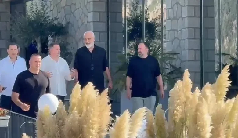 Plas në mbledhjen e Ramës në Kuç  kryeministri përzë kryebashkiaken  i pari i Poliçanit braktis takimin