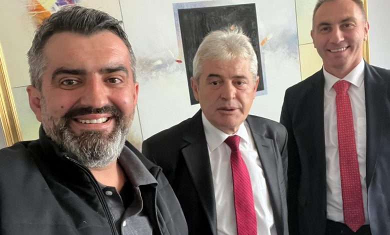 Spahiu  Disa në mesin tonë  parazitë politikë  që për vite të tëra kanë përfituar nga struktura  nga puna dhe nga njerëzit  sot heshtin pikërisht kur duhet të flasin