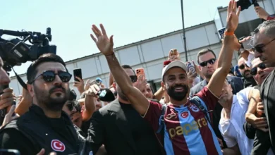 Photo of “Faraoni” mbërrin në Turqi, Mo Salah pritet si hero nga tifozët e Trabzonsporit pasi zbret nga avioni