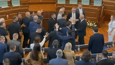 Photo of Deputetja e LDK-së, Jehona Lushaku Sadriu, e cilësoi si “pamje të keqe” atë që ndodhi në Kuvend, duke thënë se moskonstituimi i Kuvendit të Kosovës është përgjegjësi e partisë më të madhe në vend. Ajo i bëri thirrje qytetarëve që të shohin pamjet e Kuvendit dhe të shohin fajtorin për zhvillimet e fundit. “I bëj të gjithë qytetarëve thirrje që të shohin këtë pamje të një Kuvendi i cili mblidhet dhe nuk arrin të konstituohet dhe përgjegjësia i takon subjektit më të madh”