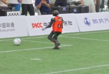 Photo of Futbolli i së ardhmes, 2 mijë robotë zbresin në Pekin (VIDEO)