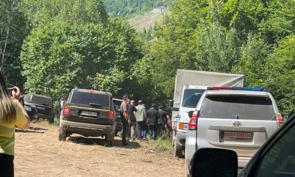 Kurti shkon në Kalludër të Zubin Potokut ku po kryhen gërmime për varrezë masive