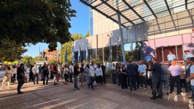 Photo of PDK bashkë me asamblistë, drejtorë e aktivistë nga komuna e Prishtinës bllokojnë edhe sot hyrjen e Qeverisë