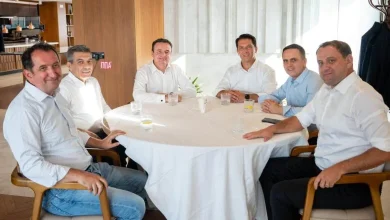 Photo of Albin Kurti në kafe me VLEN-in pas një dite të gjatë me aktivitete